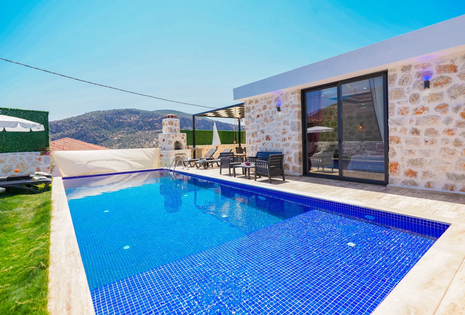 Kalkan’da Balayı Çiftlerine Uygun, Korunaklı Havuzlu, 2 Yatak Odalı, Kiralık Villa
