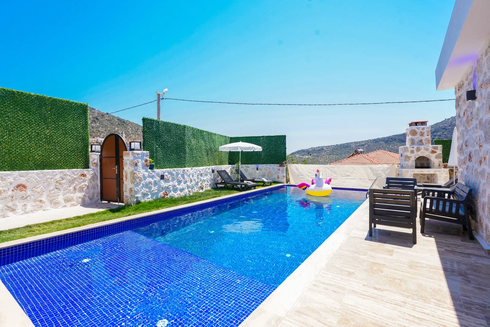 Kalkan’da Balayı Çiftlerine Uygun, Korunaklı Havuzlu, 2 Yatak Odalı, Kiralık Villa