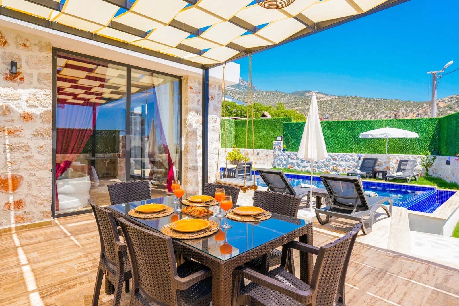 Kalkan’da Balayı Çiftlerine Uygun, Korunaklı Havuzlu, 2 Yatak Odalı, Kiralık Villa