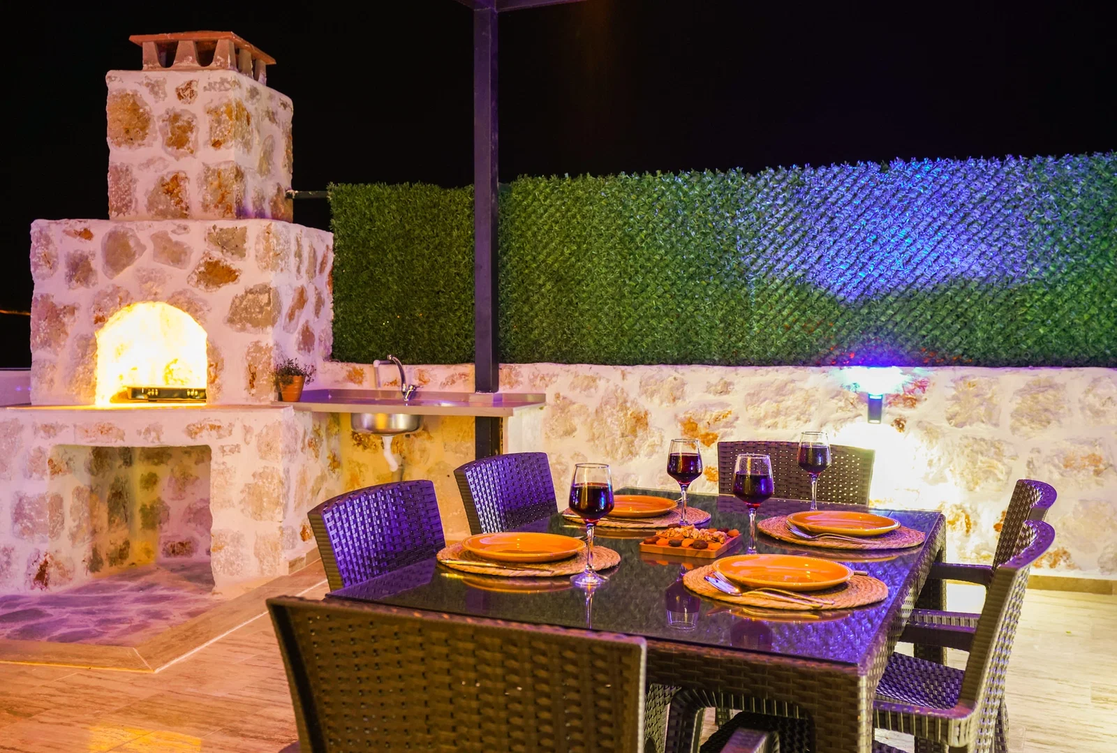 Kalkan’da Balayı Çiftlerine Uygun, Korunaklı Havuzlu, 2 Yatak Odalı, Kiralık Villa
