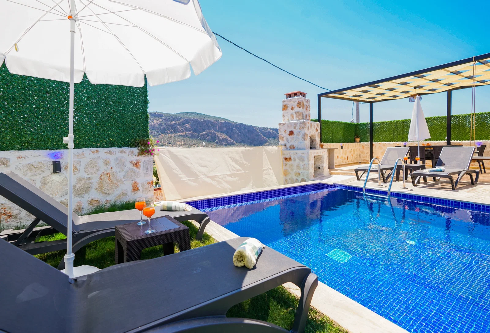 Kalkan’da Balayı Çiftlerine Uygun, Korunaklı Havuzlu, 2 Yatak Odalı, Kiralık Villa