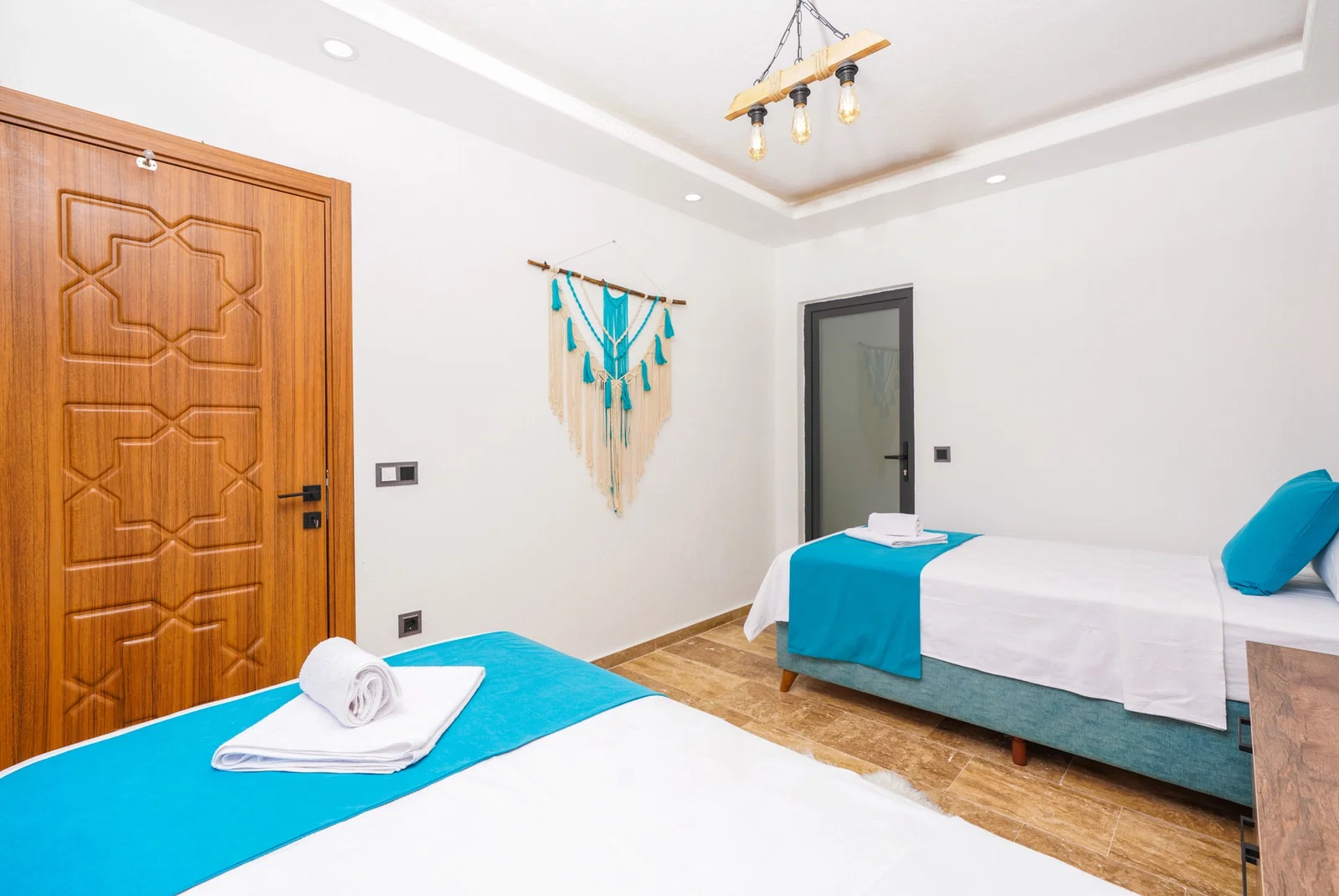 Kalkan’da Balayı Çiftlerine Uygun, Korunaklı Havuzlu, 2 Yatak Odalı, Kiralık Villa