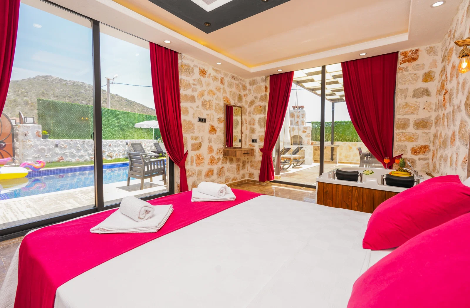 Kalkan’da Balayı Çiftlerine Uygun, Korunaklı Havuzlu, 2 Yatak Odalı, Kiralık Villa