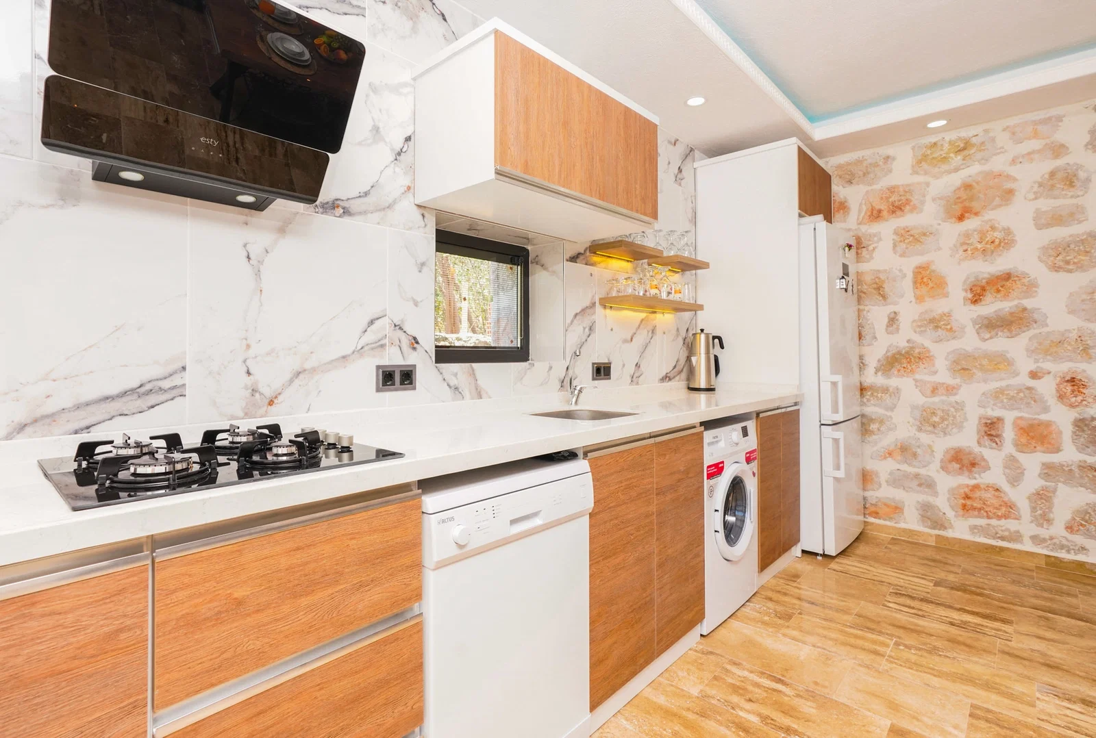 Kalkan’da Balayı Çiftlerine Uygun, Korunaklı Havuzlu, 2 Yatak Odalı, Kiralık Villa