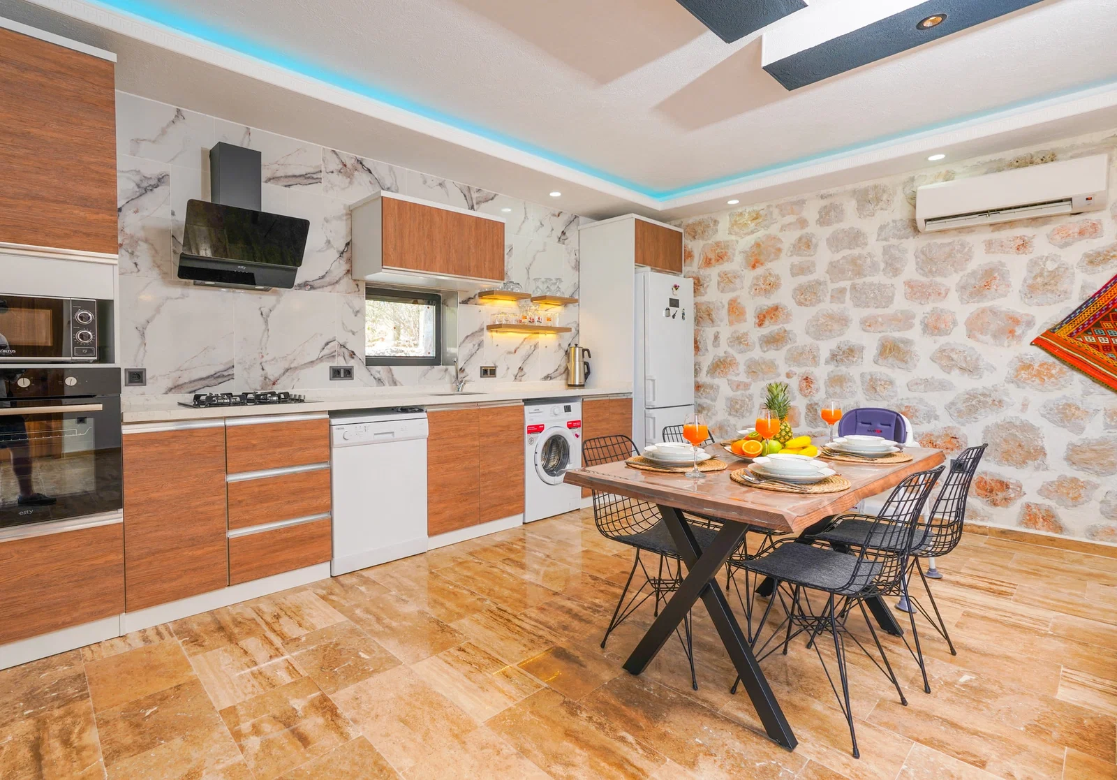 Kalkan’da Balayı Çiftlerine Uygun, Korunaklı Havuzlu, 2 Yatak Odalı, Kiralık Villa