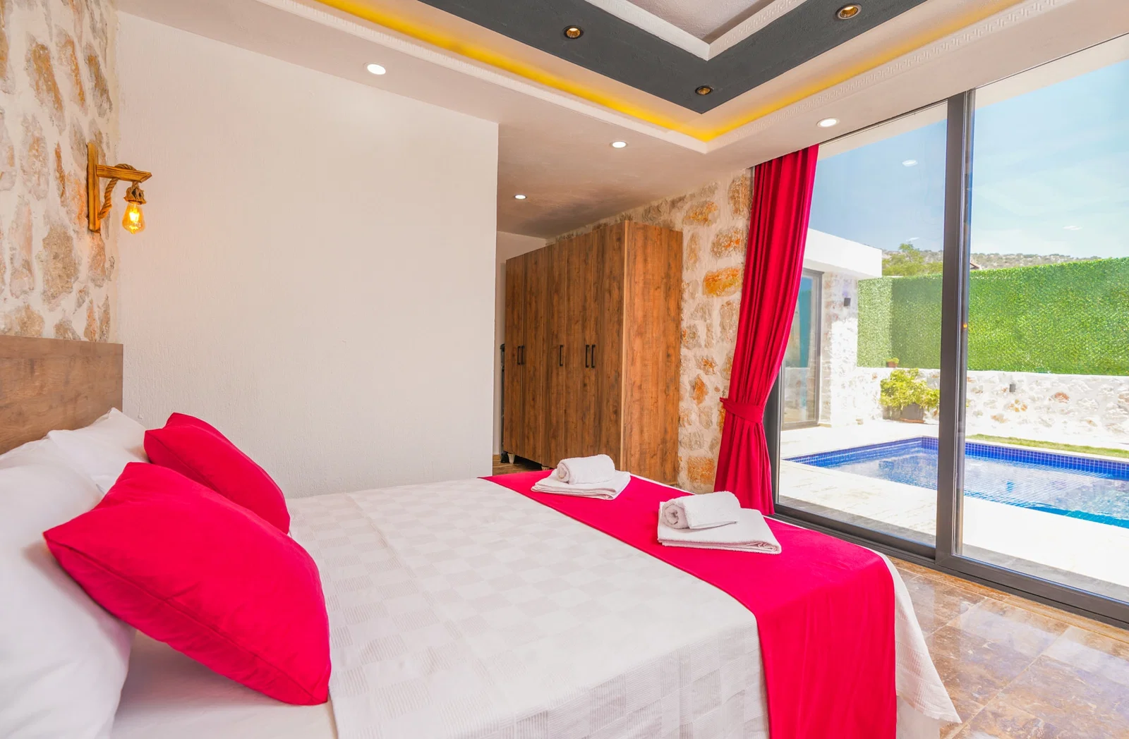 Kalkan’da Balayı Çiftlerine Uygun, Korunaklı Havuzlu, 2 Yatak Odalı, Kiralık Villa