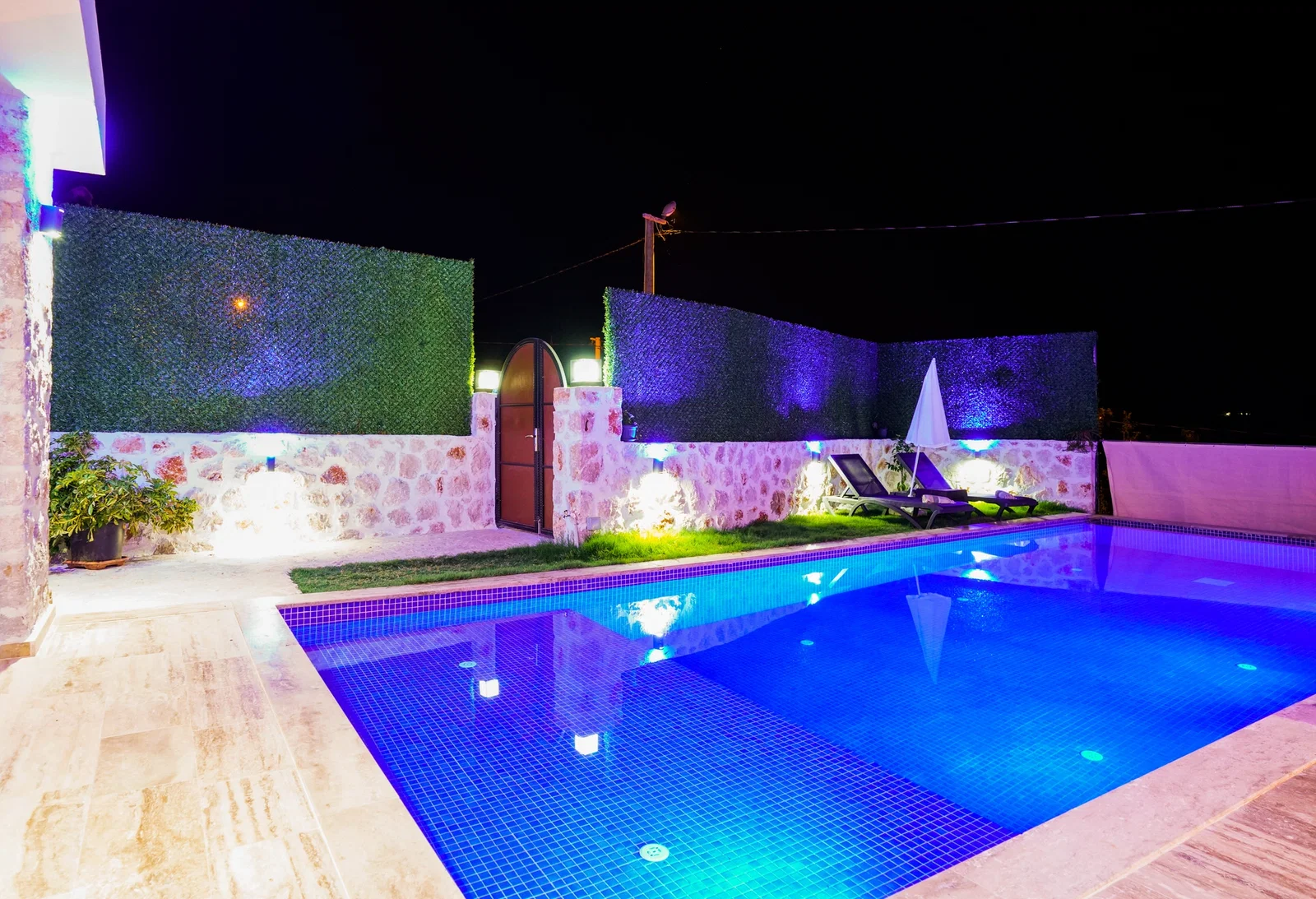 Kalkan’da Balayı Çiftlerine Uygun, Korunaklı Havuzlu, 2 Yatak Odalı, Kiralık Villa