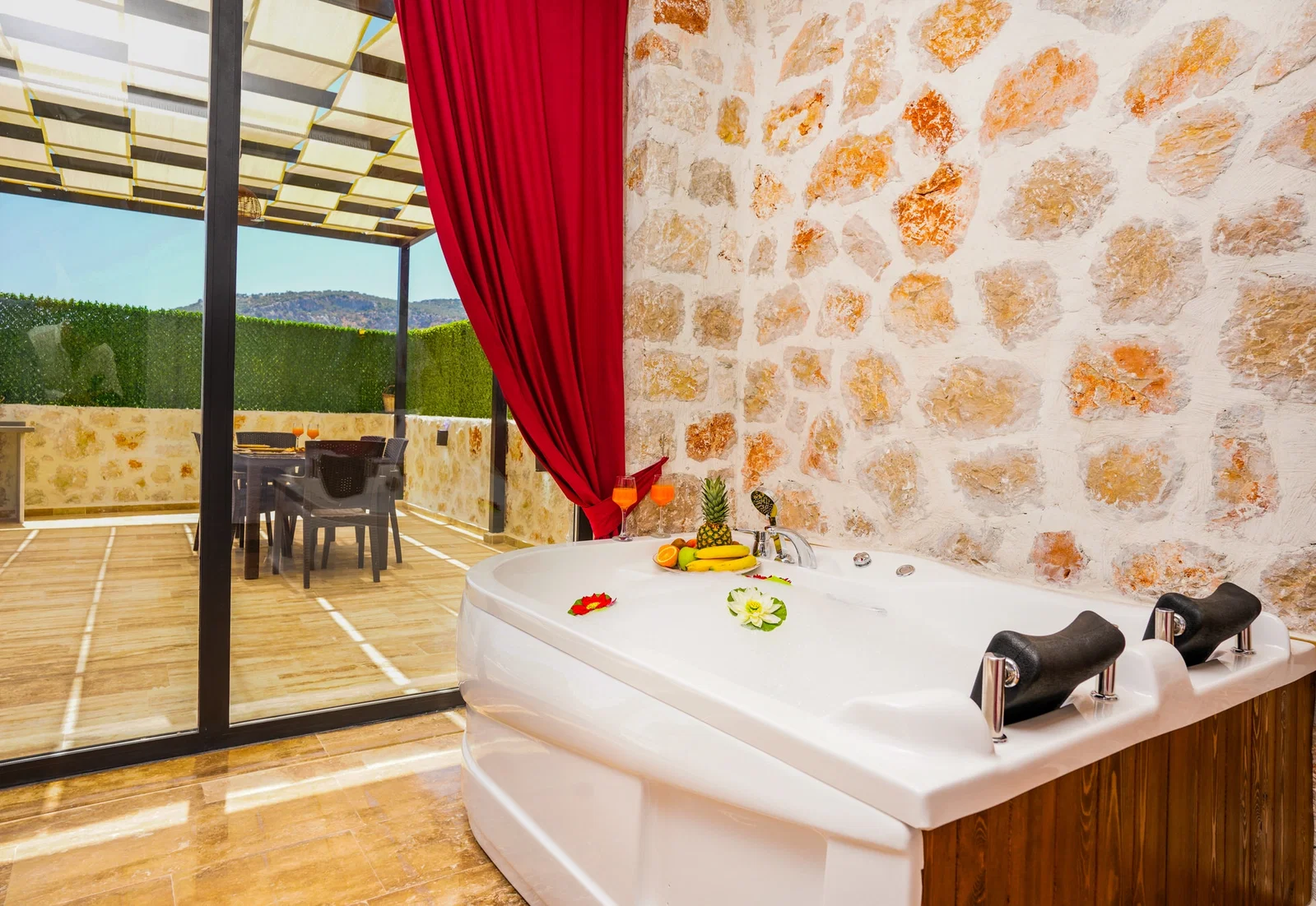 Kalkan’da Balayı Çiftlerine Uygun, Korunaklı Havuzlu, 2 Yatak Odalı, Kiralık Villa