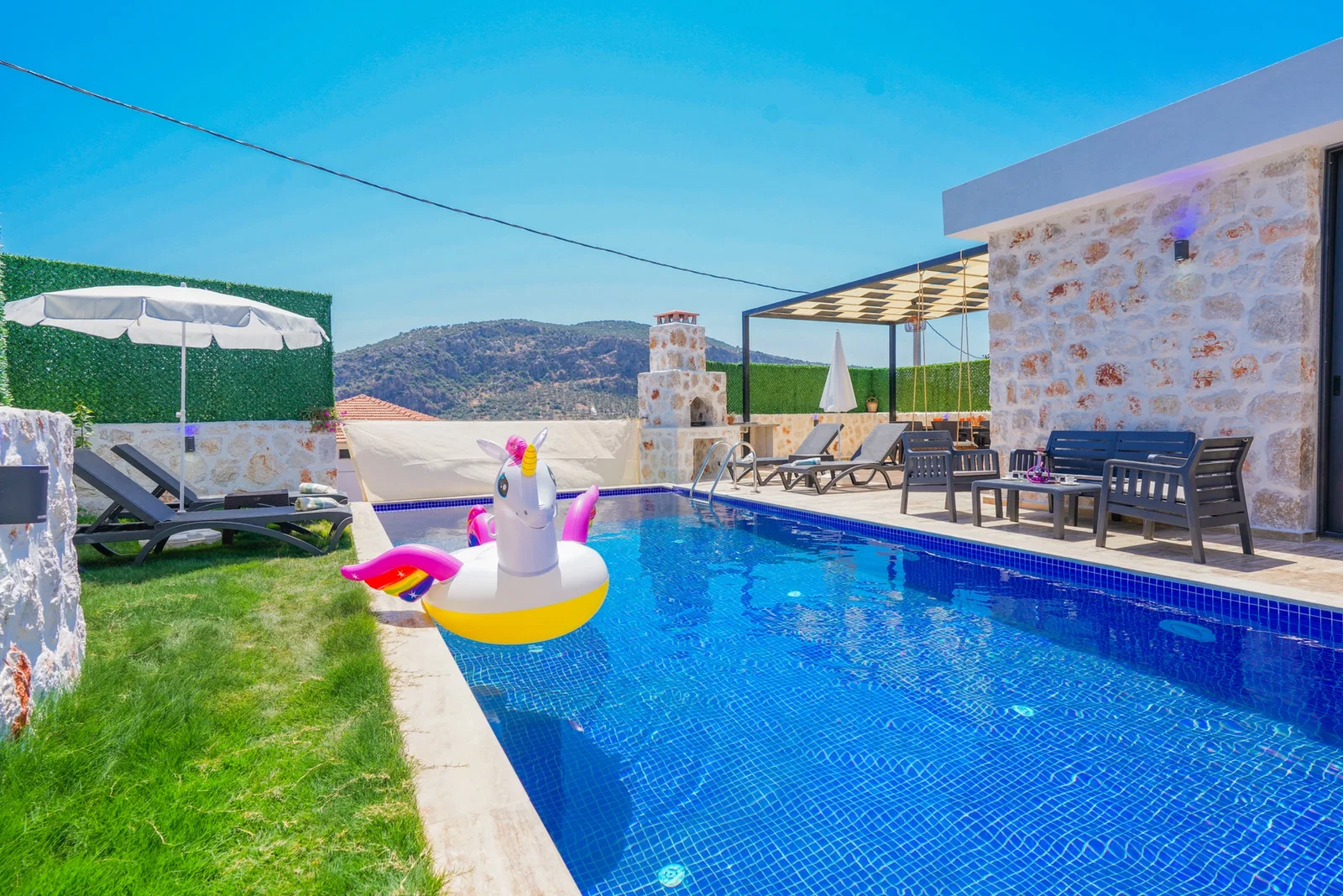 Kalkan’da Balayı Çiftlerine Uygun, Korunaklı Havuzlu, 2 Yatak Odalı, Kiralık Villa