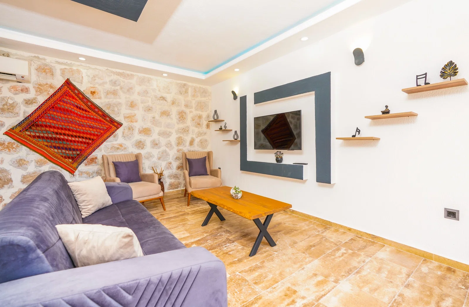 Kalkan’da Balayı Çiftlerine Uygun, Korunaklı Havuzlu, 2 Yatak Odalı, Kiralık Villa