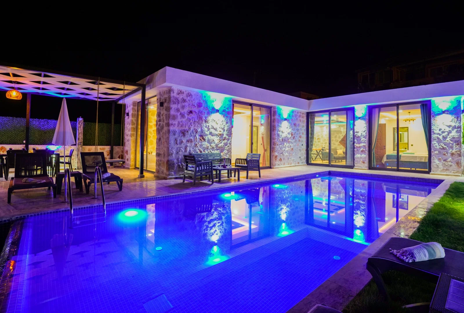 Kalkan’da Balayı Çiftlerine Uygun, Korunaklı Havuzlu, 2 Yatak Odalı, Kiralık Villa