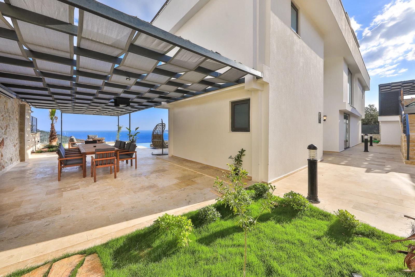Kalkan’da Merkeze Yakın, Isıtmalı Havuzlu, 6 Yatak Odalı, Lüks Villa