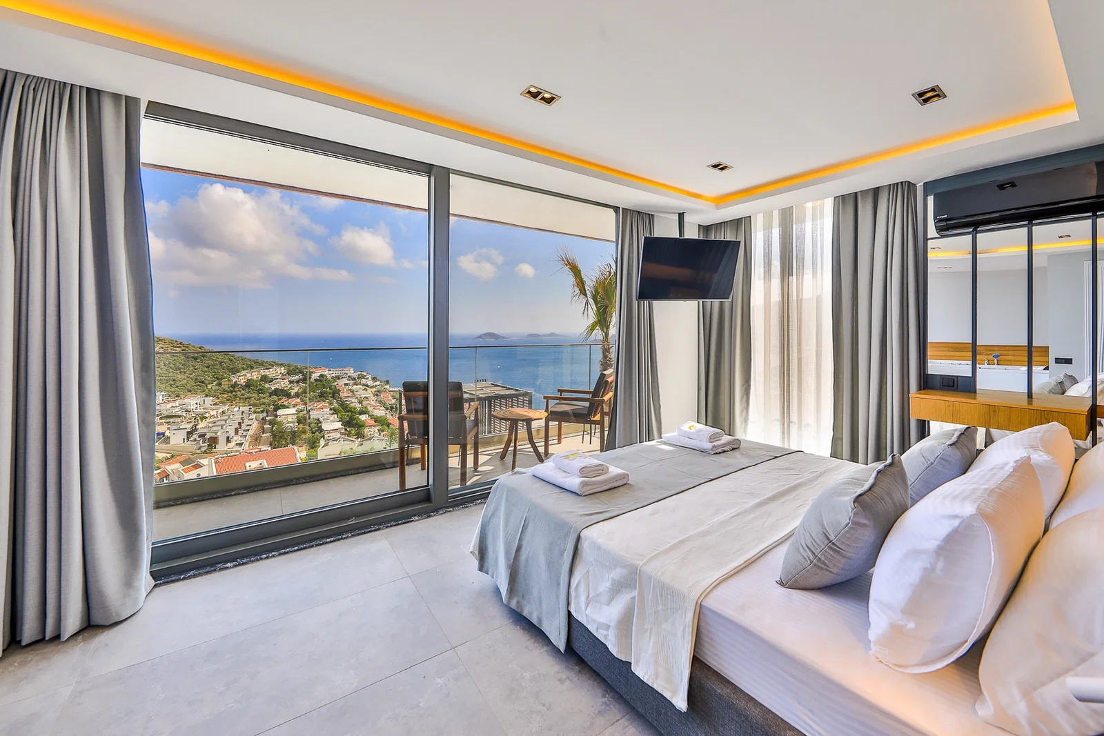 Kalkan’da Merkeze Yakın, Isıtmalı Havuzlu, 6 Yatak Odalı, Lüks Villa