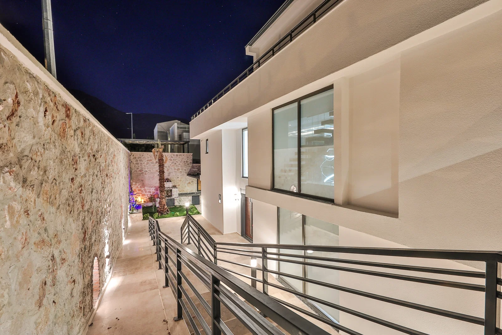 Kalkan’da Merkeze Yakın, Isıtmalı Havuzlu, 6 Yatak Odalı, Lüks Villa
