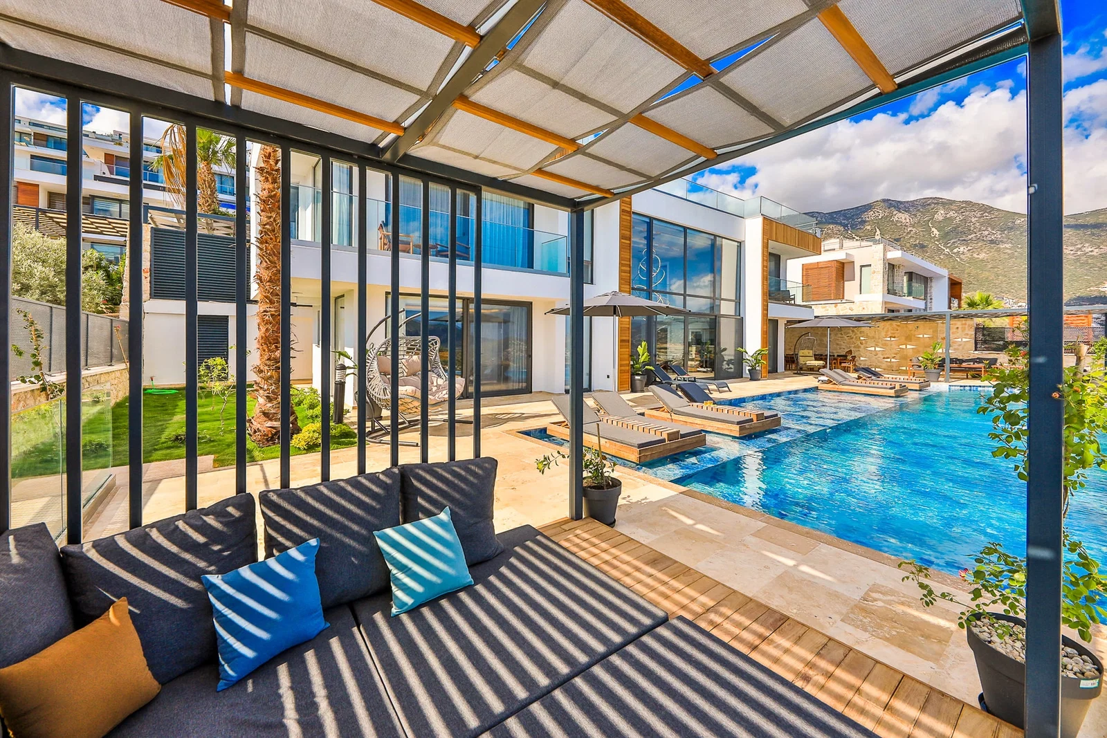 Kalkan’da Merkeze Yakın, Isıtmalı Havuzlu, 6 Yatak Odalı, Lüks Villa