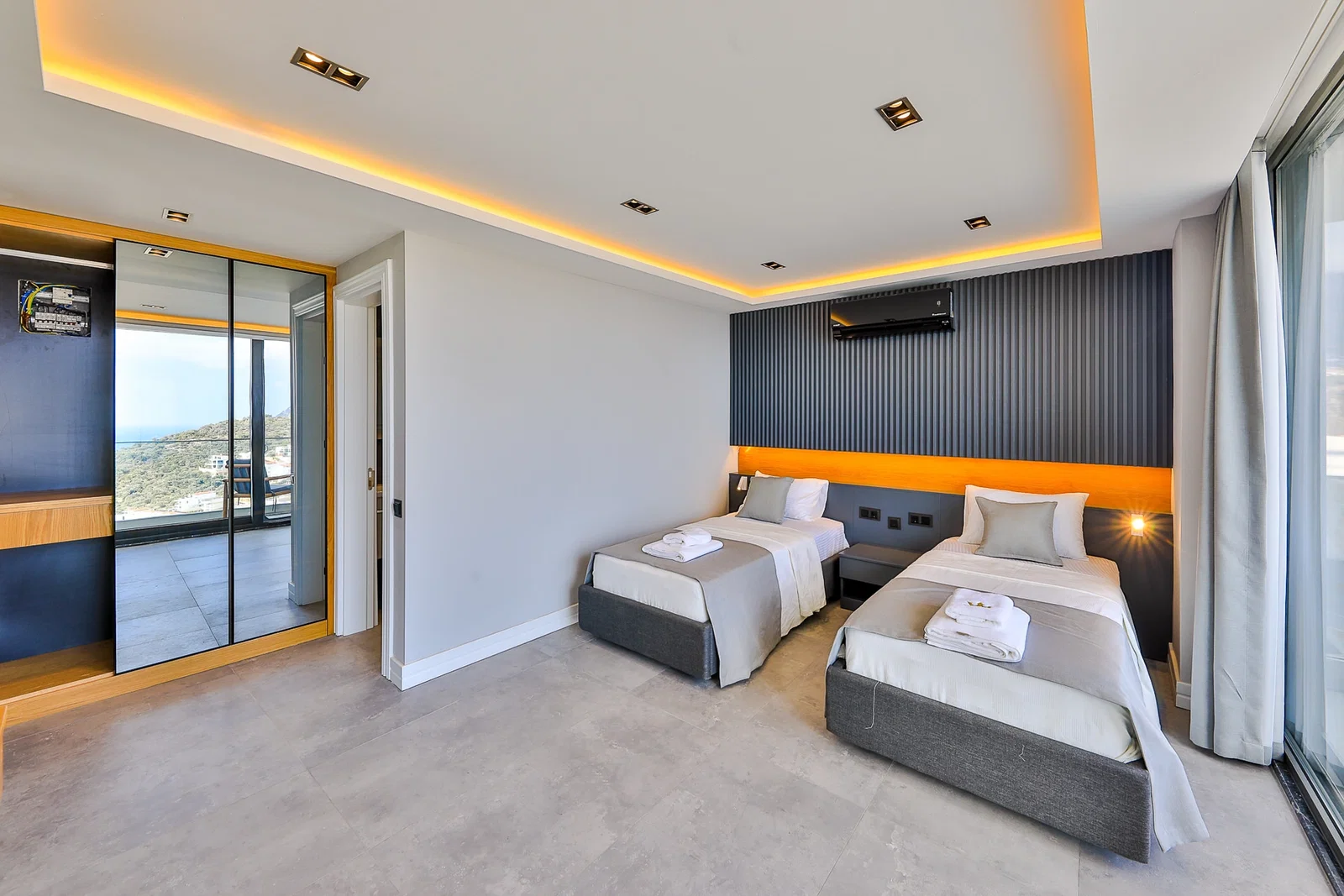 Kalkan’da Merkeze Yakın, Isıtmalı Havuzlu, 6 Yatak Odalı, Lüks Villa