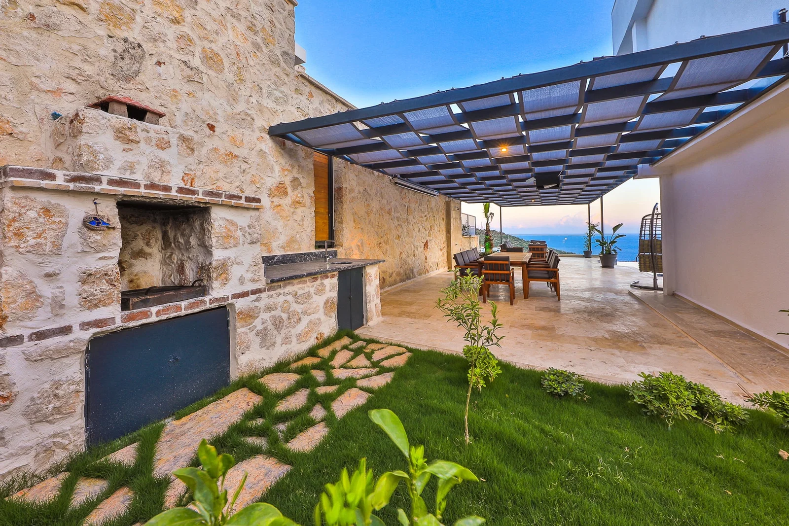 Kalkan’da Merkeze Yakın, Isıtmalı Havuzlu, 6 Yatak Odalı, Lüks Villa