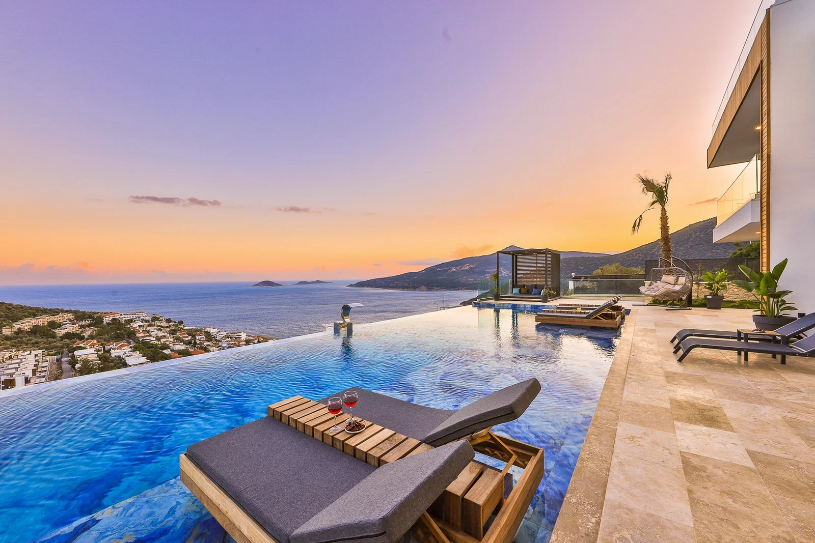 Kalkan’da Merkeze Yakın, Isıtmalı Havuzlu, 6 Yatak Odalı, Lüks Villa