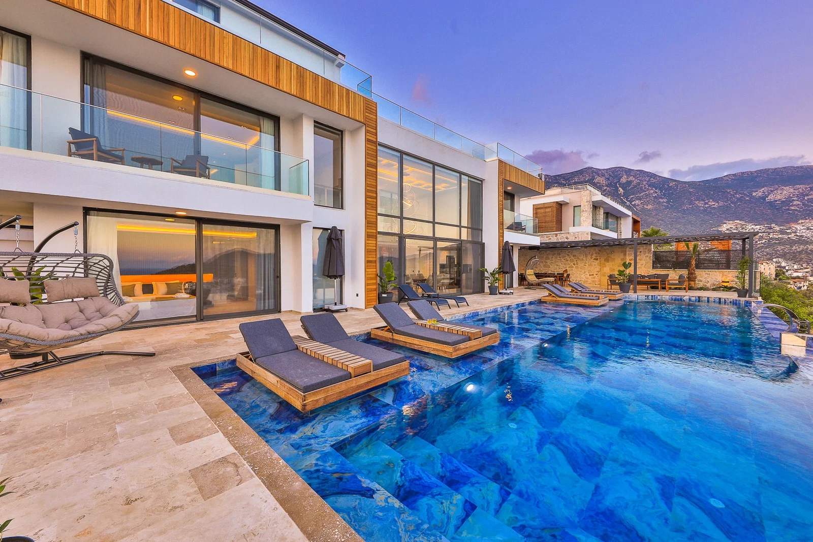 Kalkan’da Merkeze Yakın, Isıtmalı Havuzlu, 6 Yatak Odalı, Lüks Villa