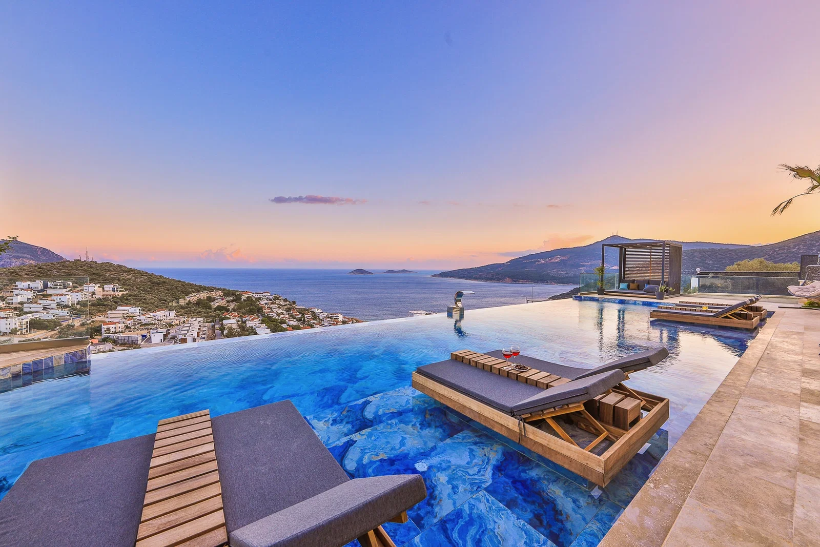 Kalkan’da Merkeze Yakın, Isıtmalı Havuzlu, 6 Yatak Odalı, Lüks Villa