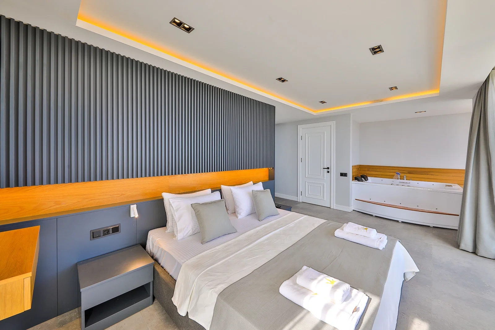 Kalkan’da Merkeze Yakın, Isıtmalı Havuzlu, 6 Yatak Odalı, Lüks Villa
