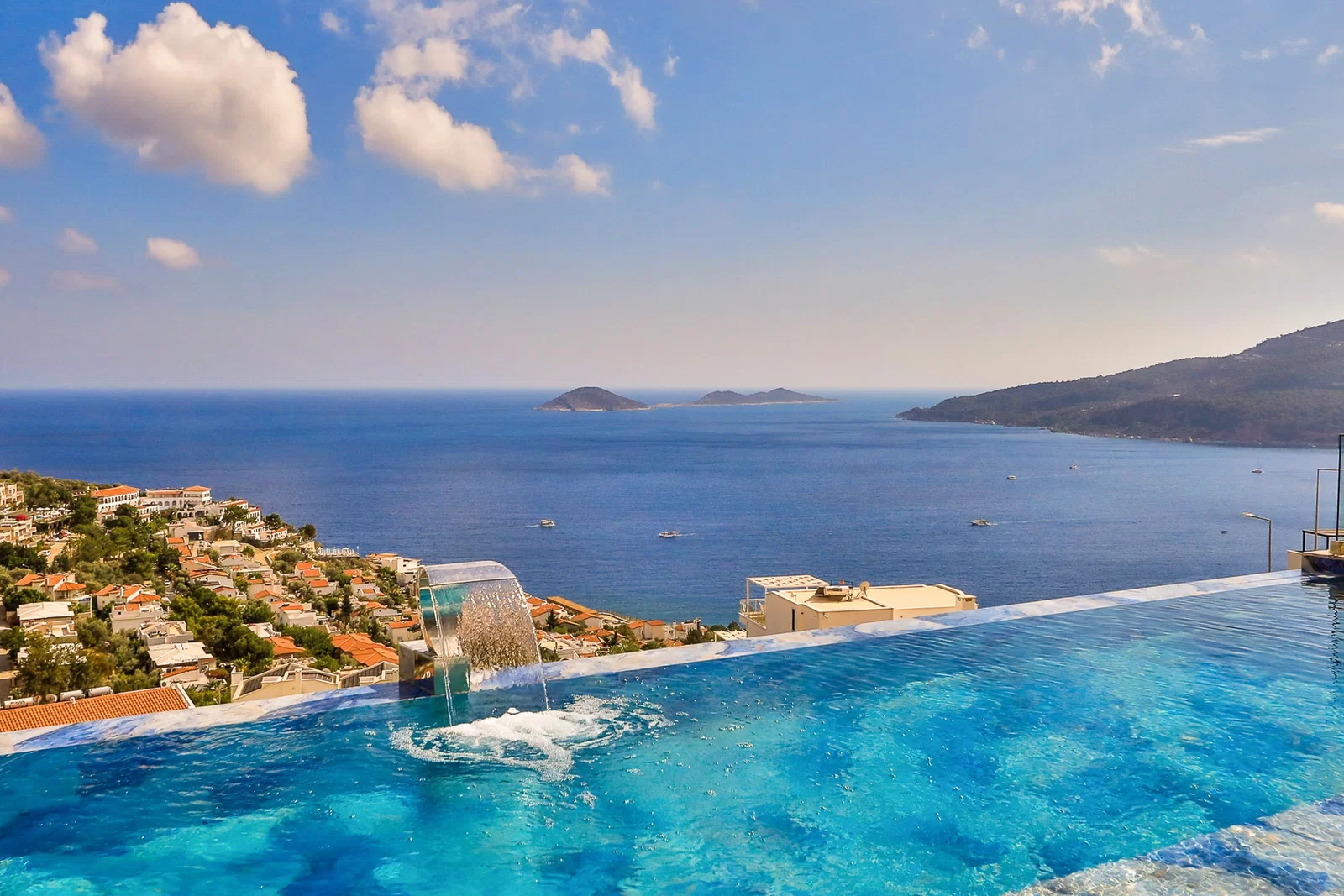 Kalkan’da Merkeze Yakın, Isıtmalı Havuzlu, 6 Yatak Odalı, Lüks Villa
