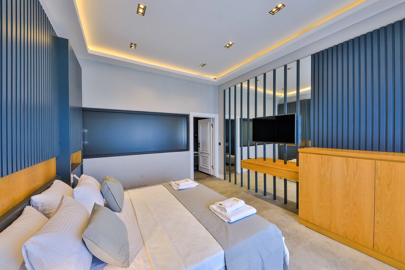Kalkan’da Merkeze Yakın, Isıtmalı Havuzlu, 6 Yatak Odalı, Lüks Villa