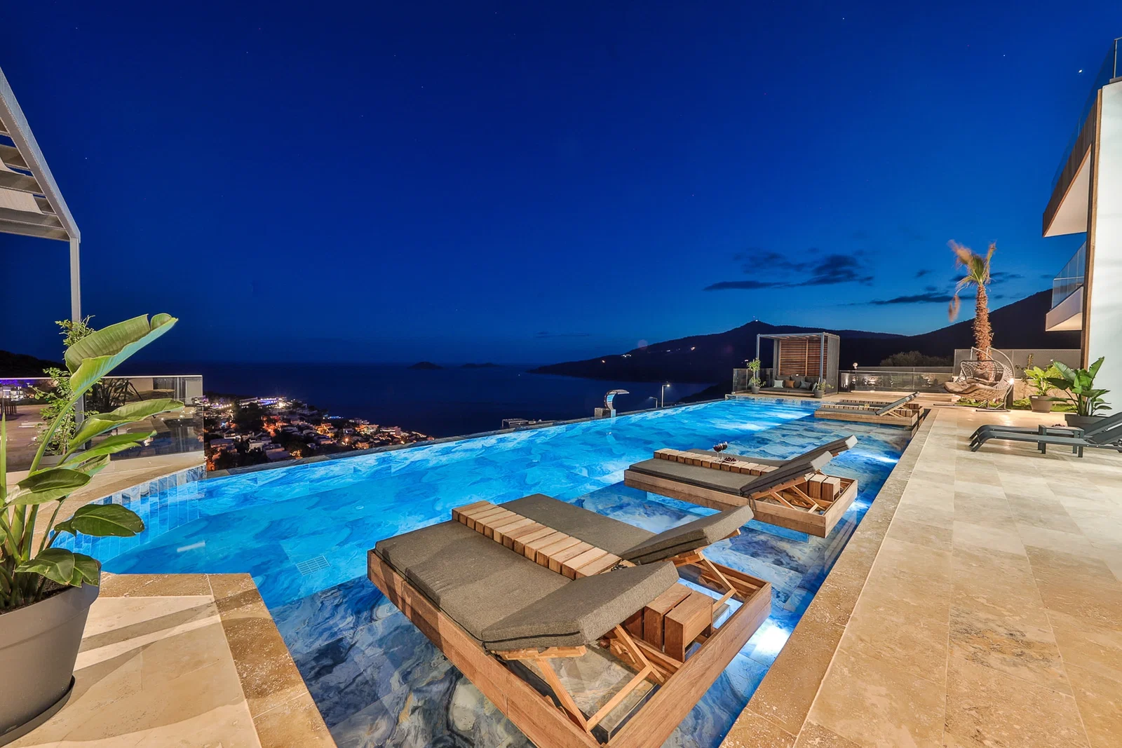 Kalkan’da Merkeze Yakın, Isıtmalı Havuzlu, 6 Yatak Odalı, Lüks Villa