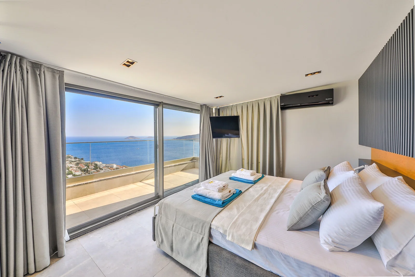 Kalkan’da Merkeze Yakın, Isıtmalı Havuzlu, 6 Yatak Odalı, Lüks Villa