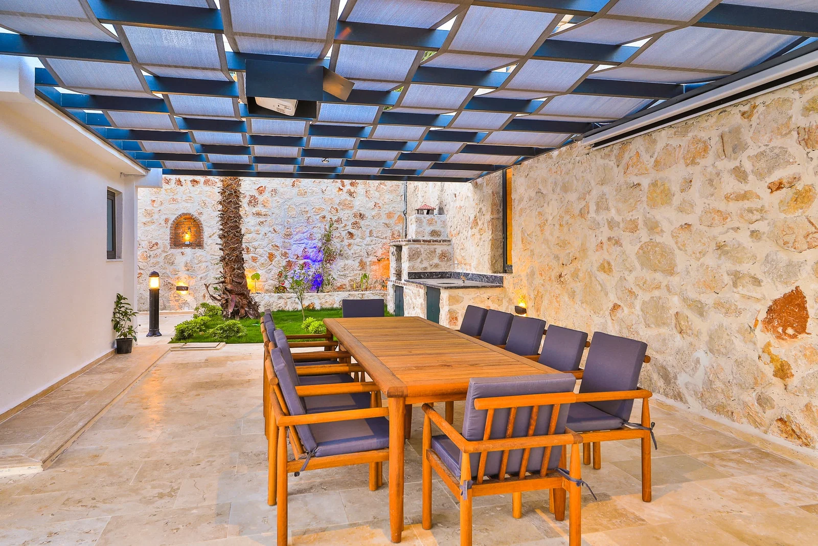 Kalkan’da Merkeze Yakın, Isıtmalı Havuzlu, 6 Yatak Odalı, Lüks Villa