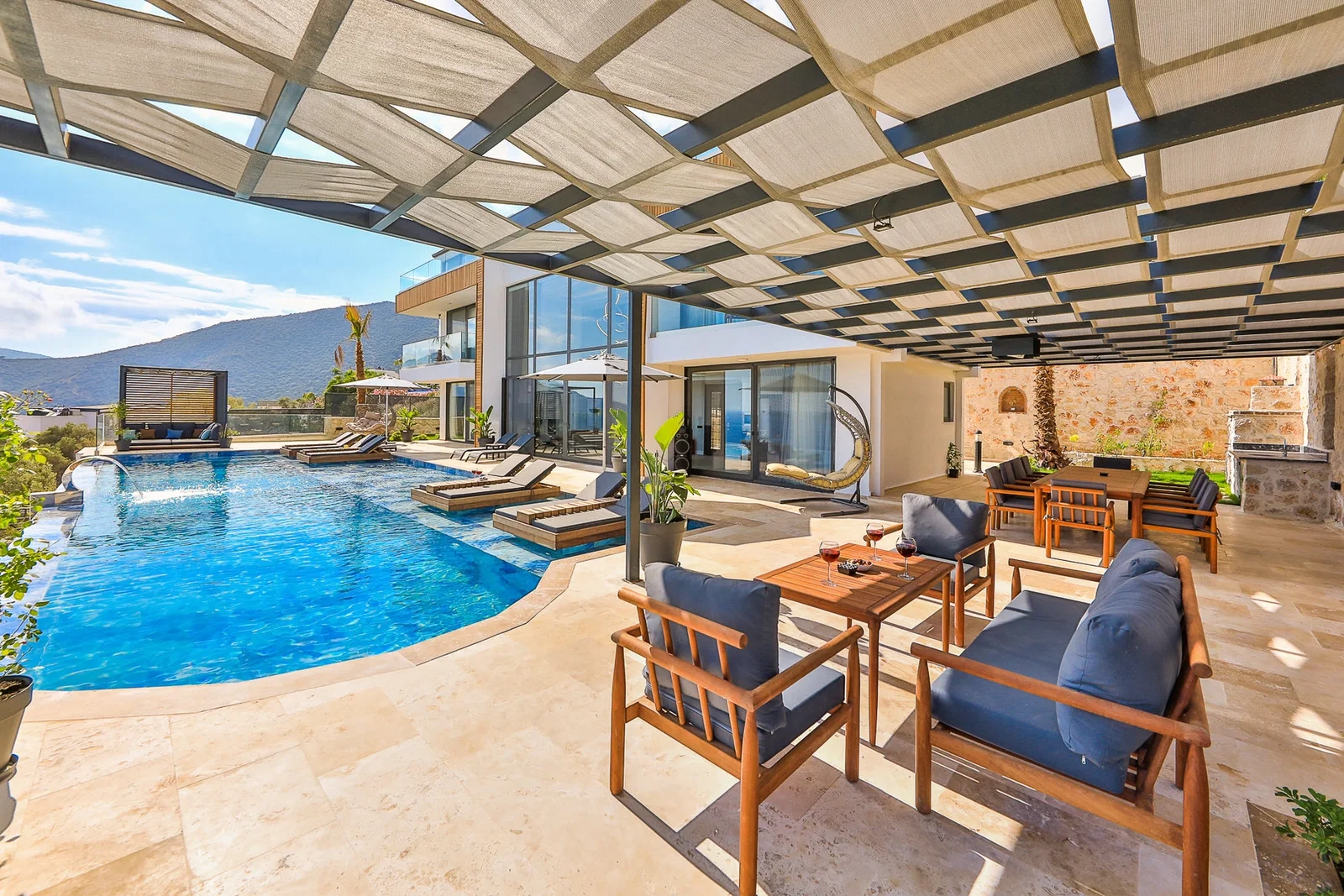 Kalkan’da Merkeze Yakın, Isıtmalı Havuzlu, 6 Yatak Odalı, Lüks Villa