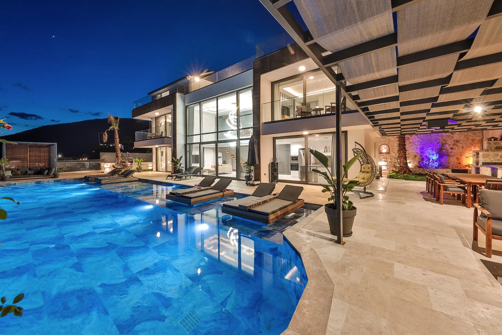 Kalkan’da Merkeze Yakın, Isıtmalı Havuzlu, 6 Yatak Odalı, Lüks Villa
