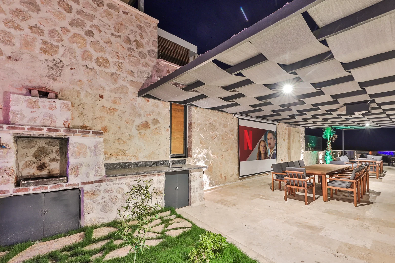 Kalkan’da Merkeze Yakın, Isıtmalı Havuzlu, 6 Yatak Odalı, Lüks Villa