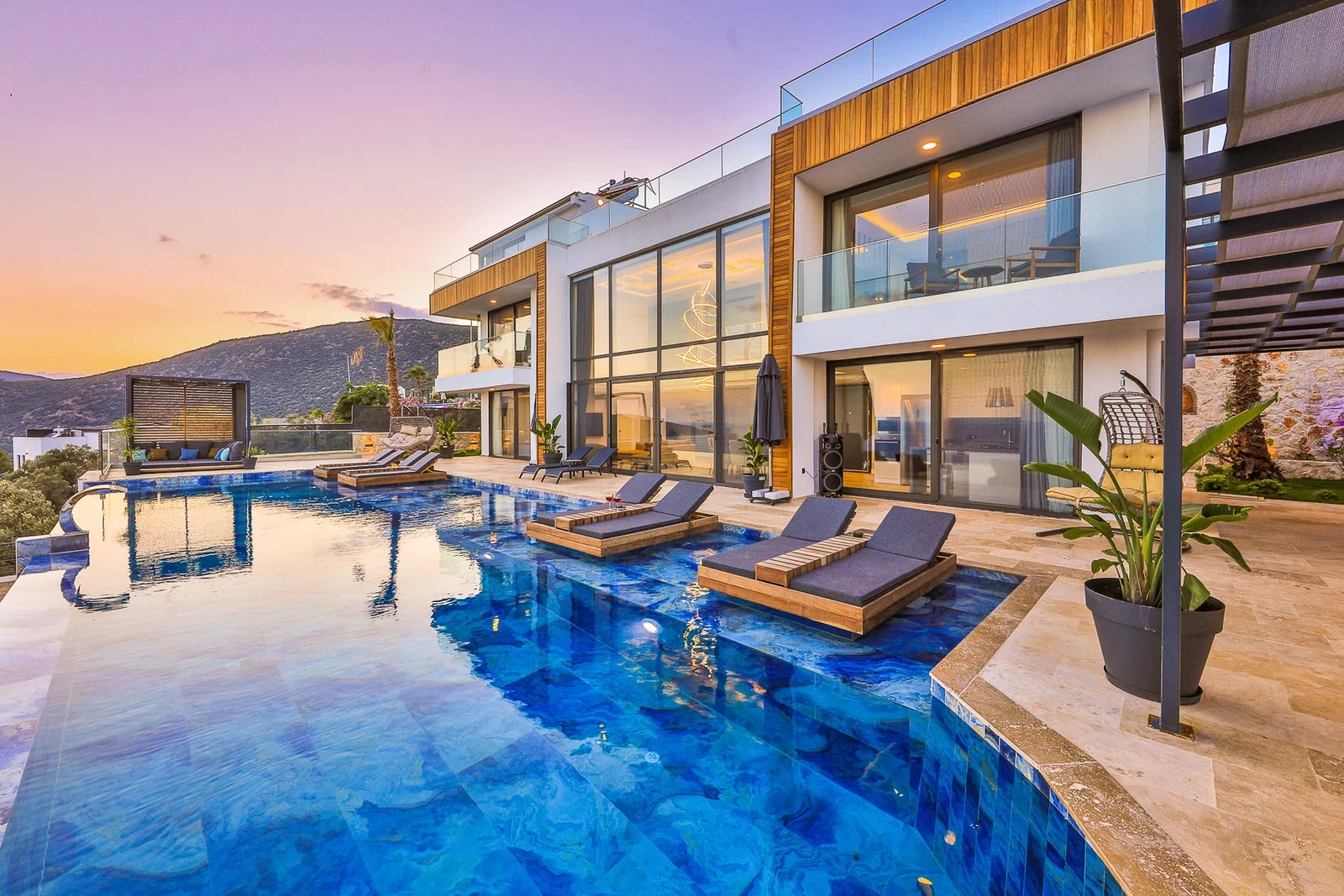 Kalkan’da Merkeze Yakın, Isıtmalı Havuzlu, 6 Yatak Odalı, Lüks Villa