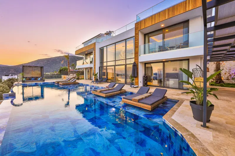 Kalkan’da ısıtmalı havuzlu kiralık villa