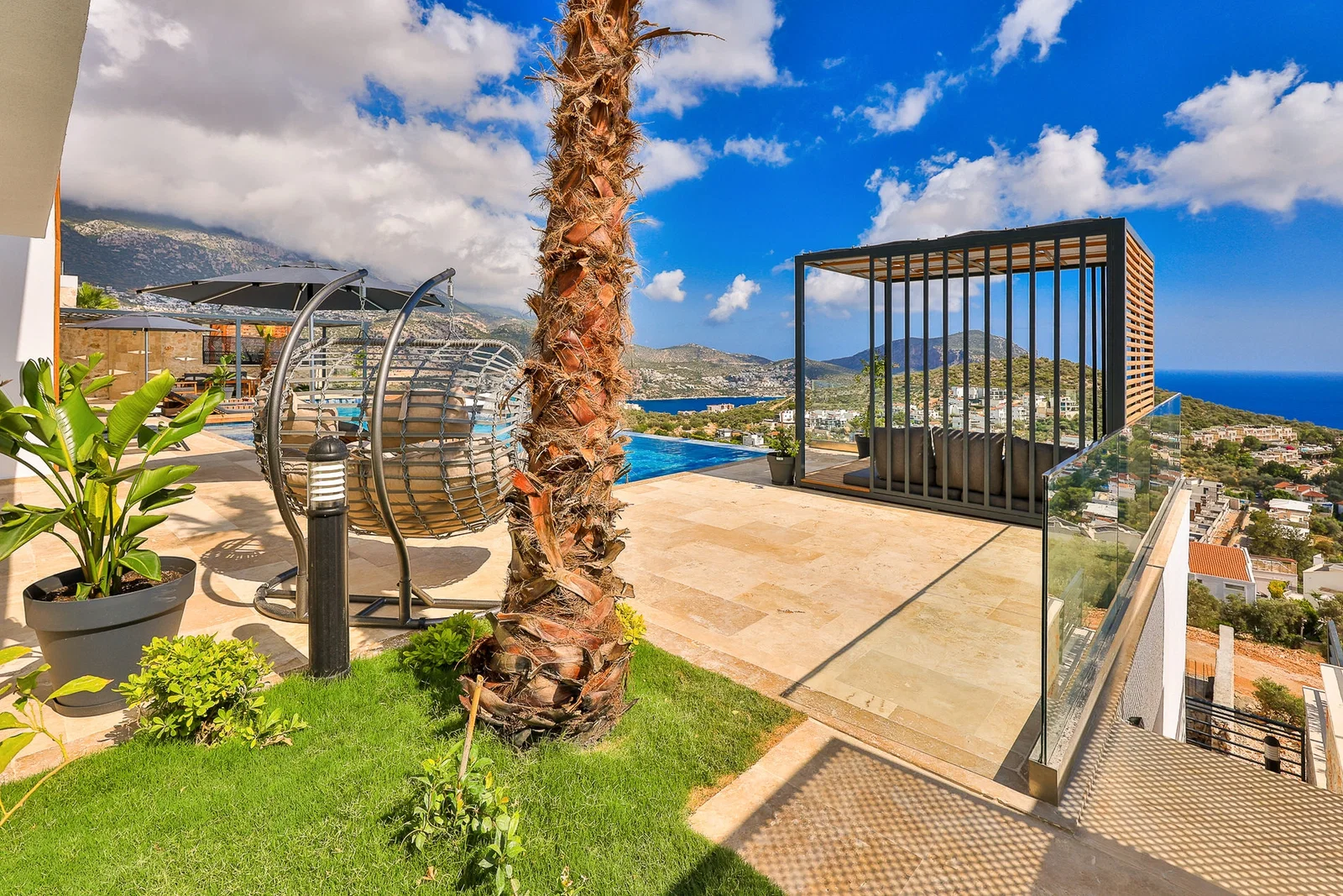 Kalkan’da Merkeze Yakın, Isıtmalı Havuzlu, 6 Yatak Odalı, Lüks Villa