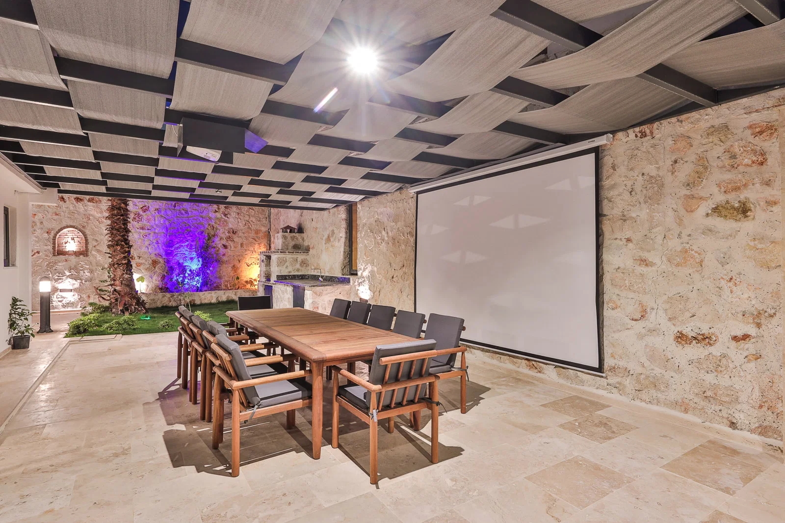 Kalkan’da Merkeze Yakın, Isıtmalı Havuzlu, 6 Yatak Odalı, Lüks Villa