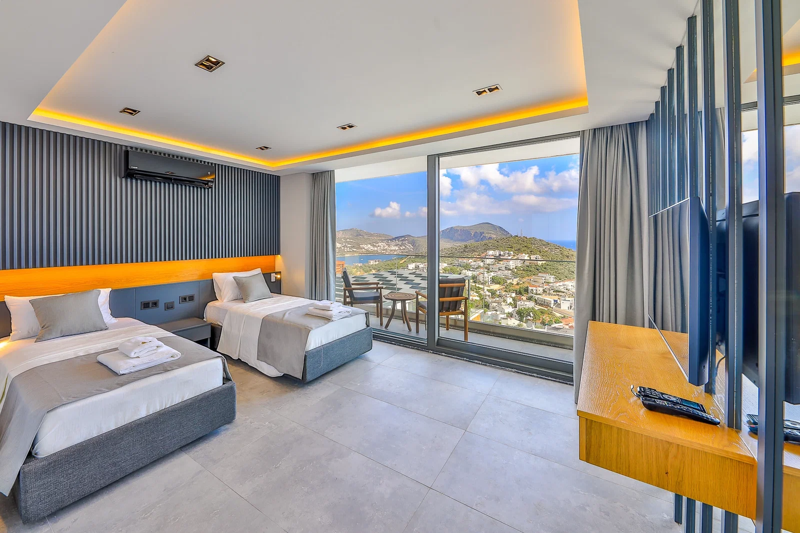 Kalkan’da Merkeze Yakın, Isıtmalı Havuzlu, 6 Yatak Odalı, Lüks Villa
