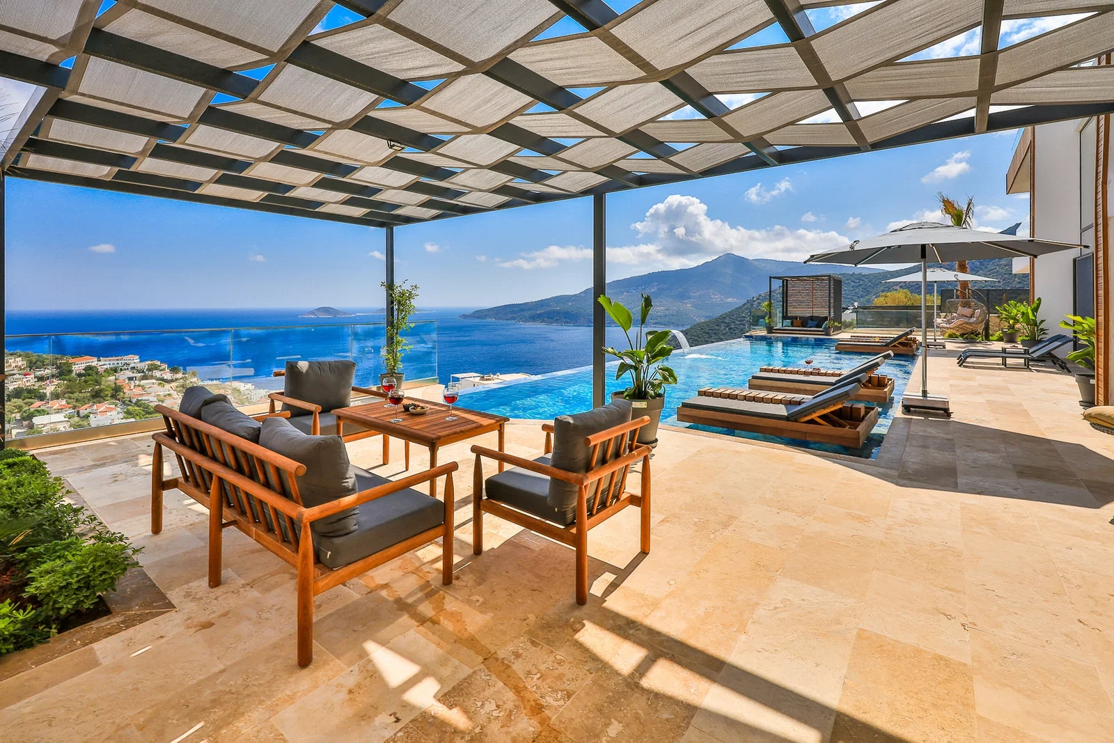 Kalkan’da Merkeze Yakın, Isıtmalı Havuzlu, 6 Yatak Odalı, Lüks Villa