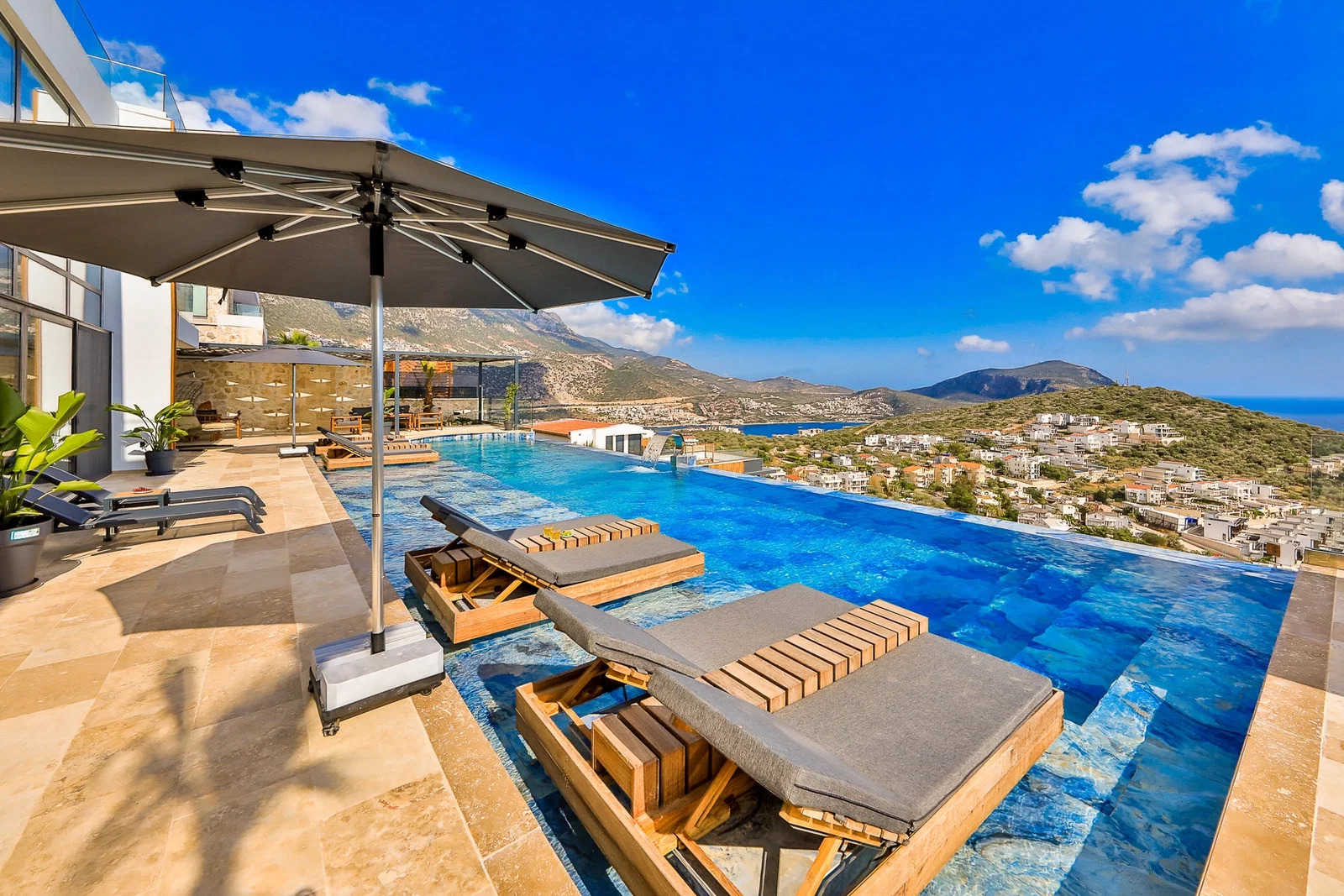Kalkan’da Merkeze Yakın, Isıtmalı Havuzlu, 6 Yatak Odalı, Lüks Villa