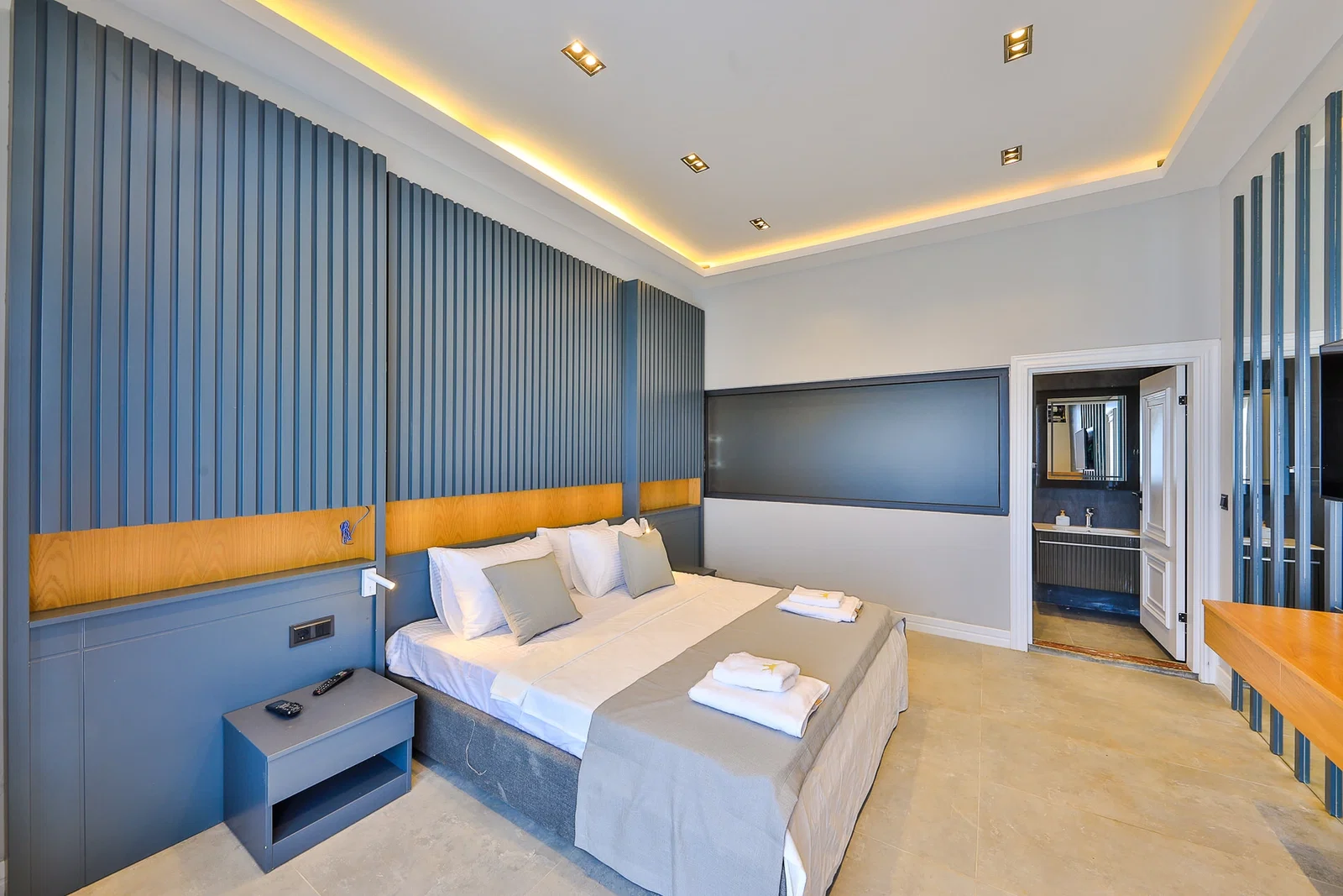 Kalkan’da Merkeze Yakın, Isıtmalı Havuzlu, 6 Yatak Odalı, Lüks Villa