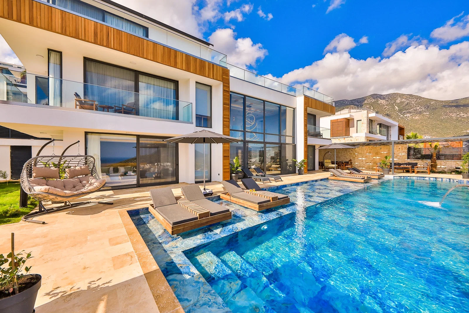 Kalkan’da Merkeze Yakın, Isıtmalı Havuzlu, 6 Yatak Odalı, Lüks Villa