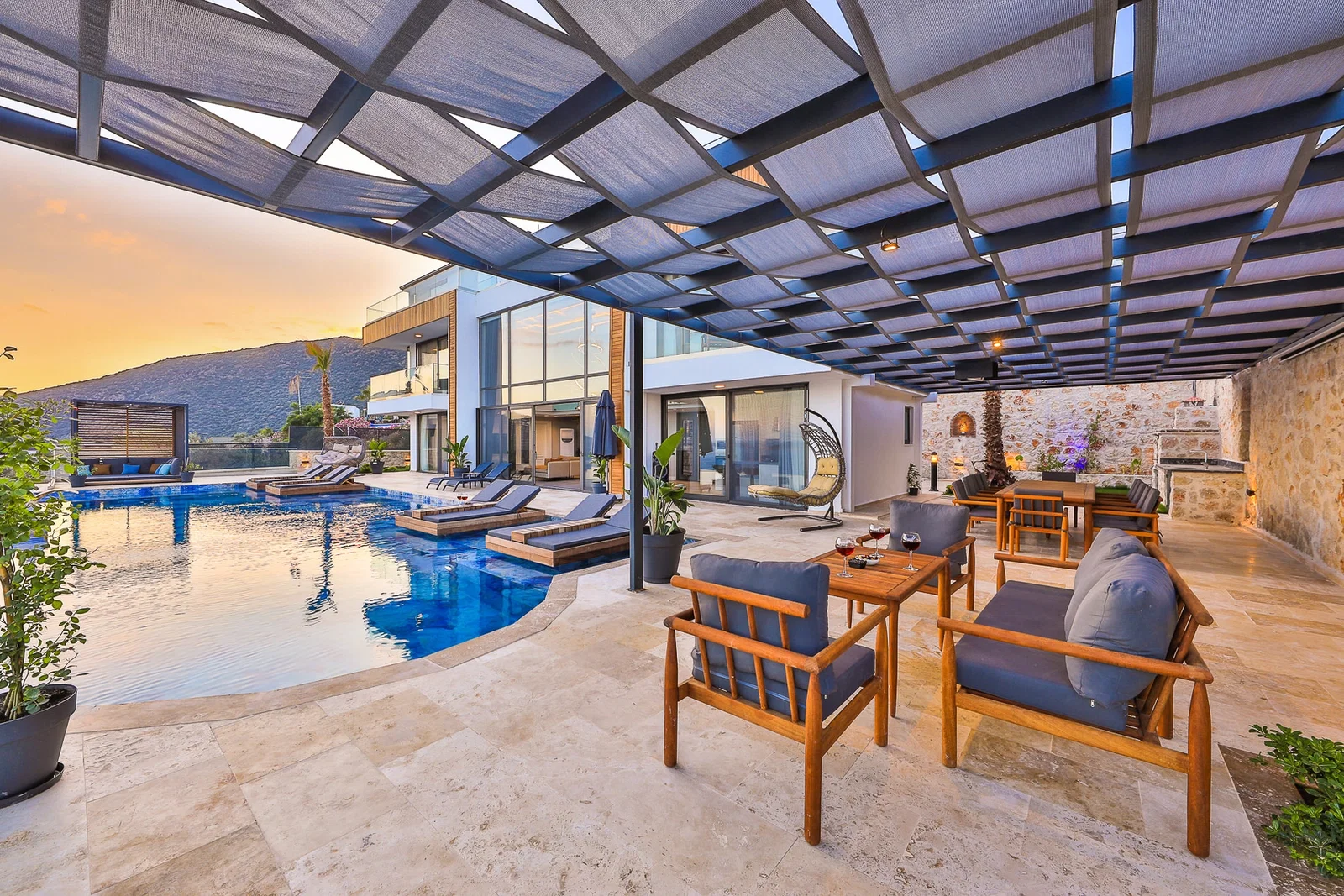 Kalkan’da Merkeze Yakın, Isıtmalı Havuzlu, 6 Yatak Odalı, Lüks Villa