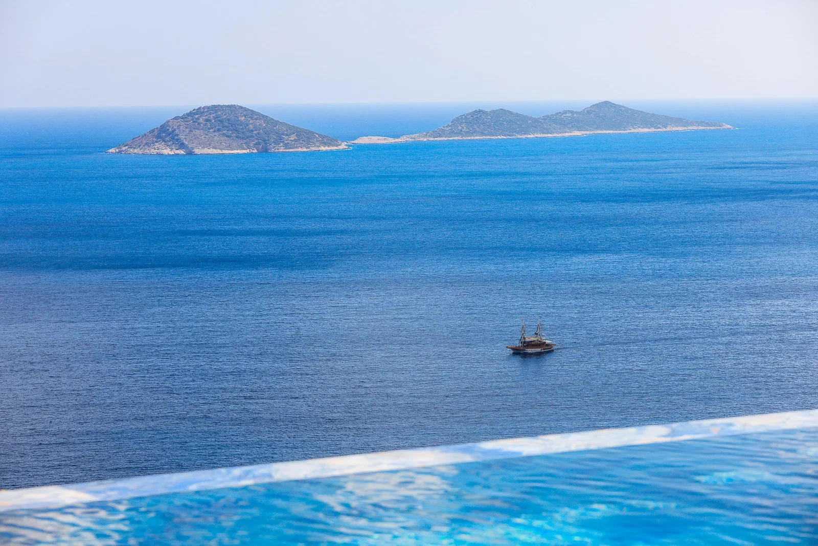 Kalkan’da Merkeze Yakın, Isıtmalı Havuzlu, 6 Yatak Odalı, Lüks Villa