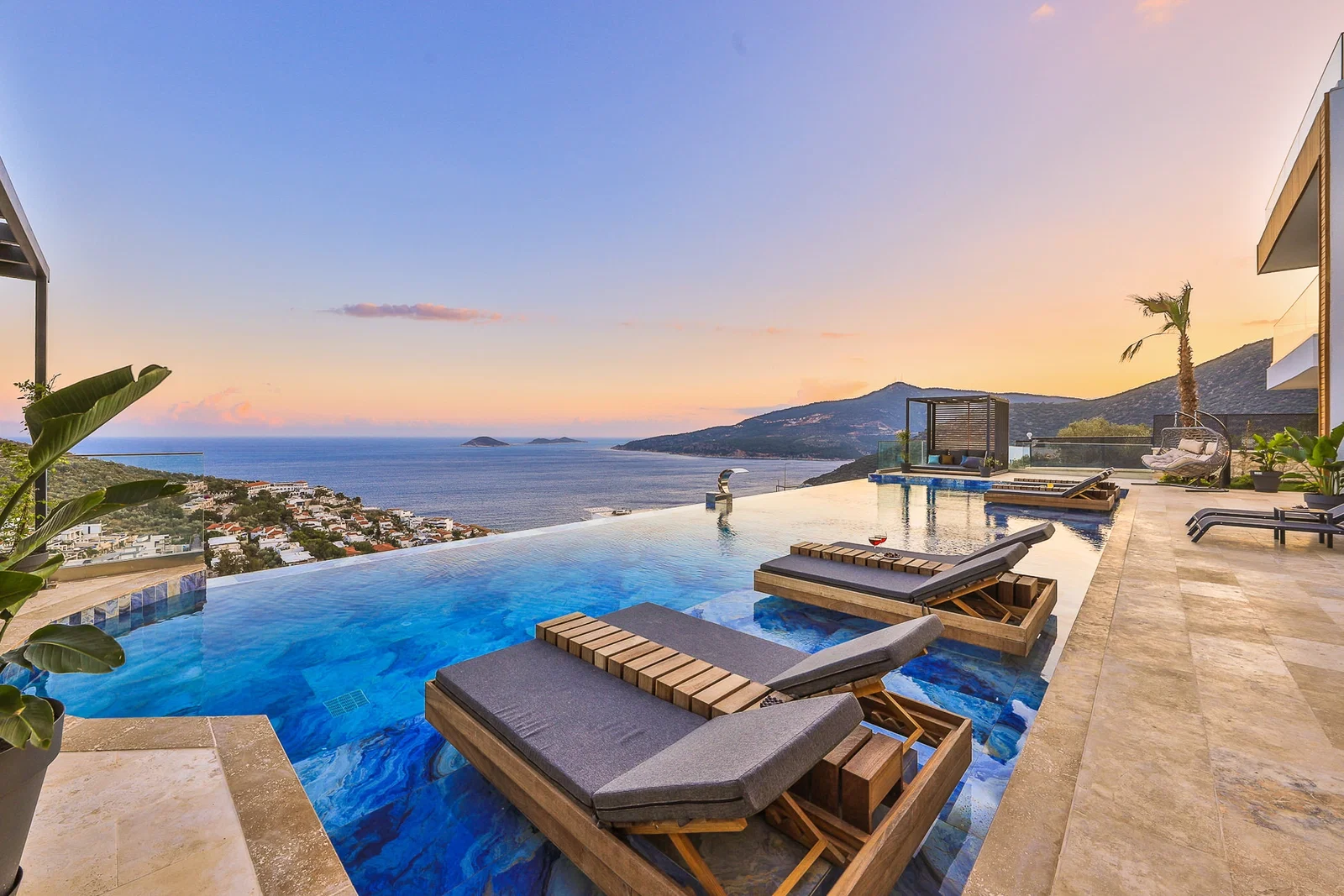 Kalkan’da Merkeze Yakın, Isıtmalı Havuzlu, 6 Yatak Odalı, Lüks Villa