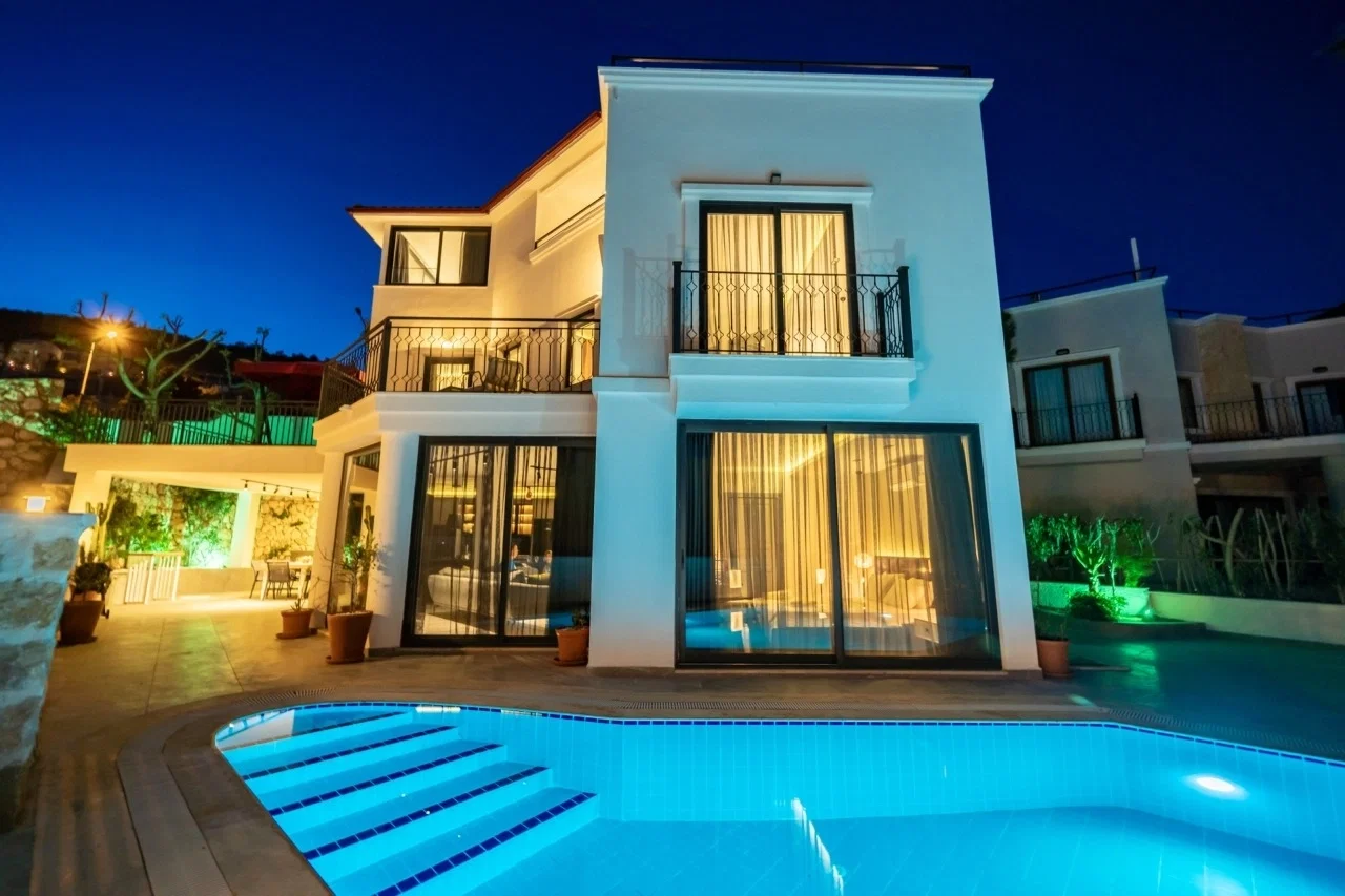 Kalkan’da Merkeze Yakın, Özel Havuzlu, 4 Yatak Odalı, Kiralık Villa