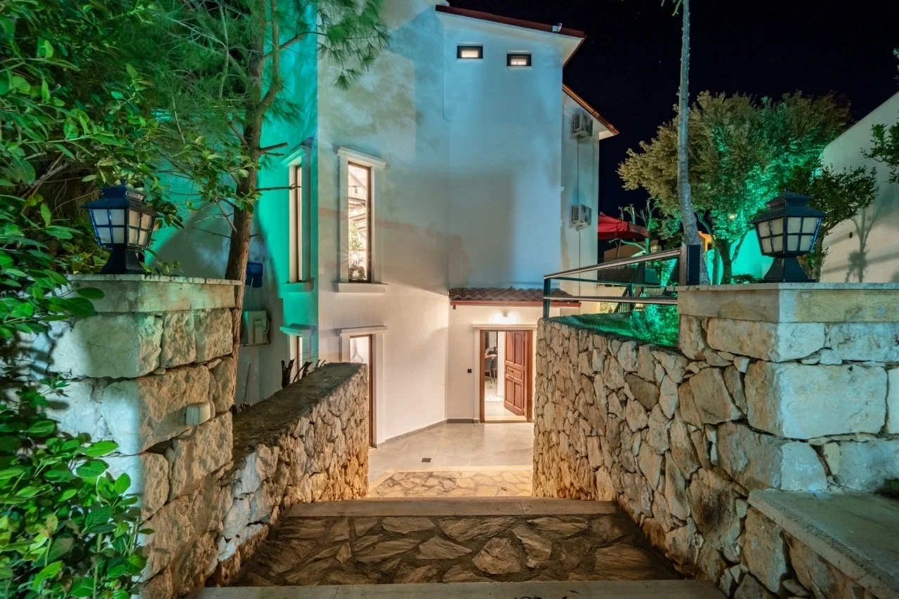 Kalkan’da Merkeze Yakın, Özel Havuzlu, 4 Yatak Odalı, Kiralık Villa