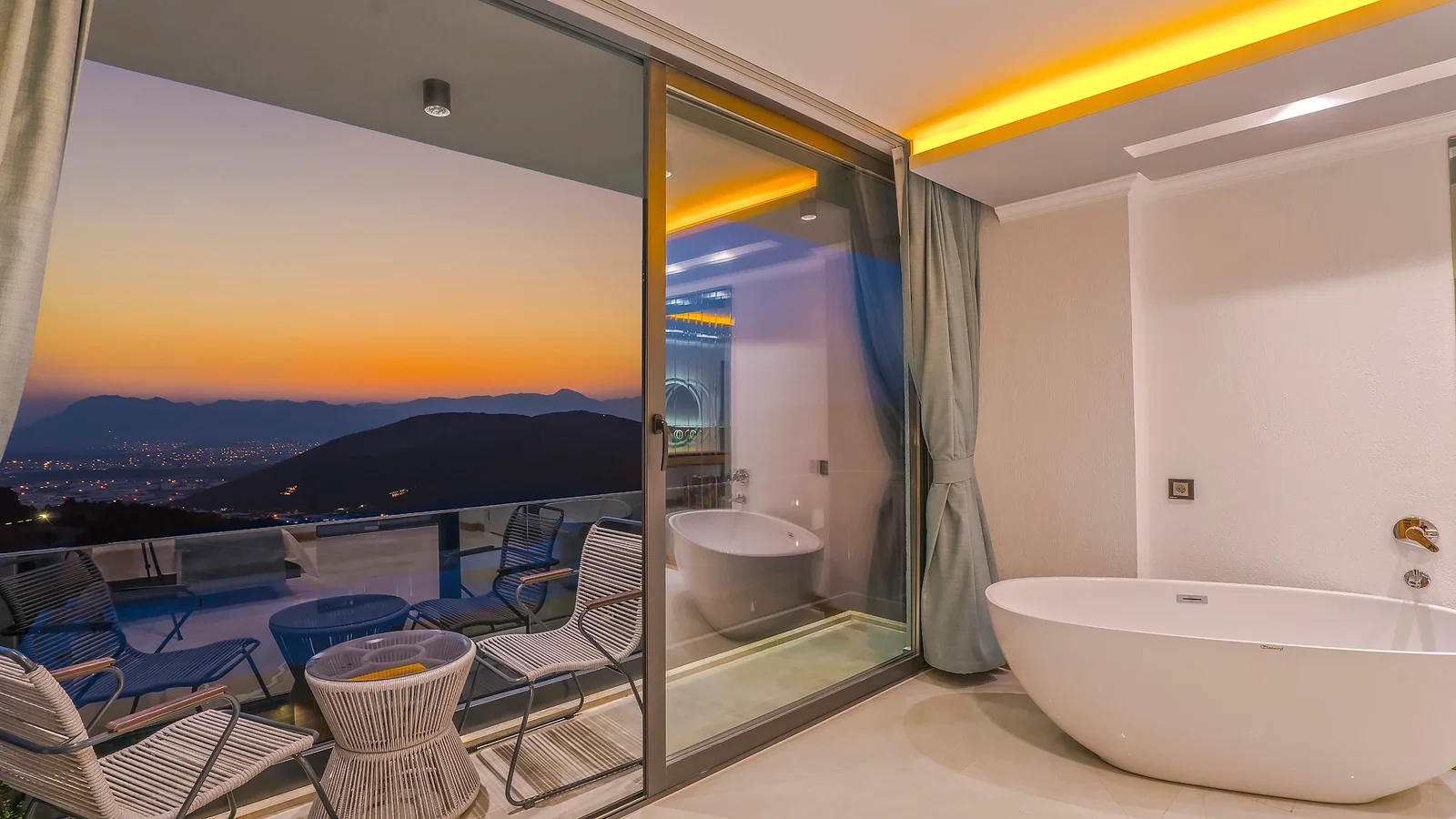 Kalkan’da Merkeze Yakın, Isıtmalı Havuzlu, 3 Yatak Odalı, Lüks Villa