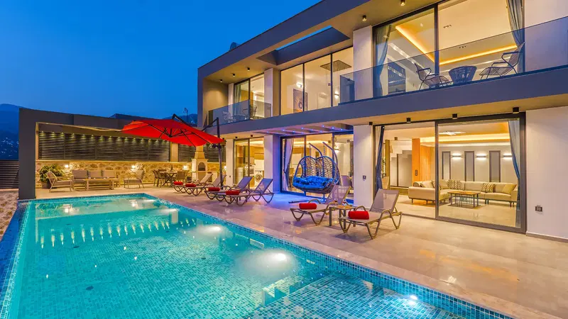 Kalkan’da ısıtmalı havuzlu kiralık villa
