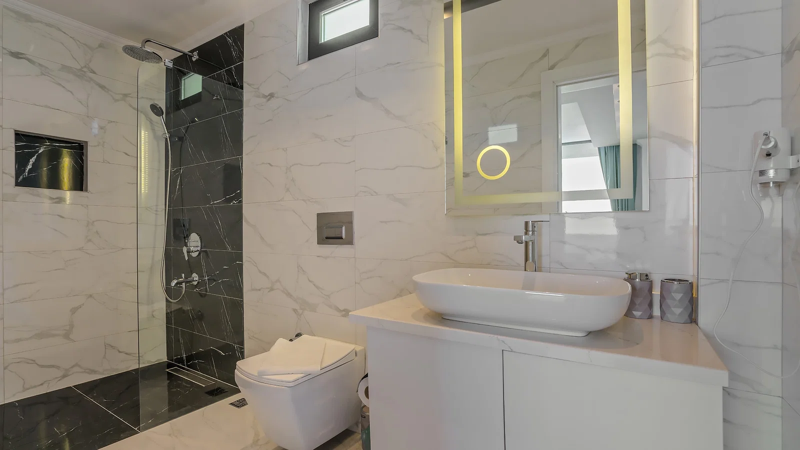 Kalkan’da Merkeze Yakın, Isıtmalı Havuzlu, 3 Yatak Odalı, Lüks Villa